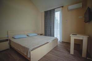 Standard-Doppel- oder -Zweibettzimmer, Meerblick | Schreibtisch, Verdunkelungsvorhänge, Bügeleisen/Bügelbrett