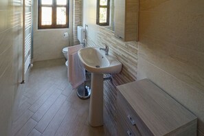 Dusche, Haartrockner, Bidet, Handtücher