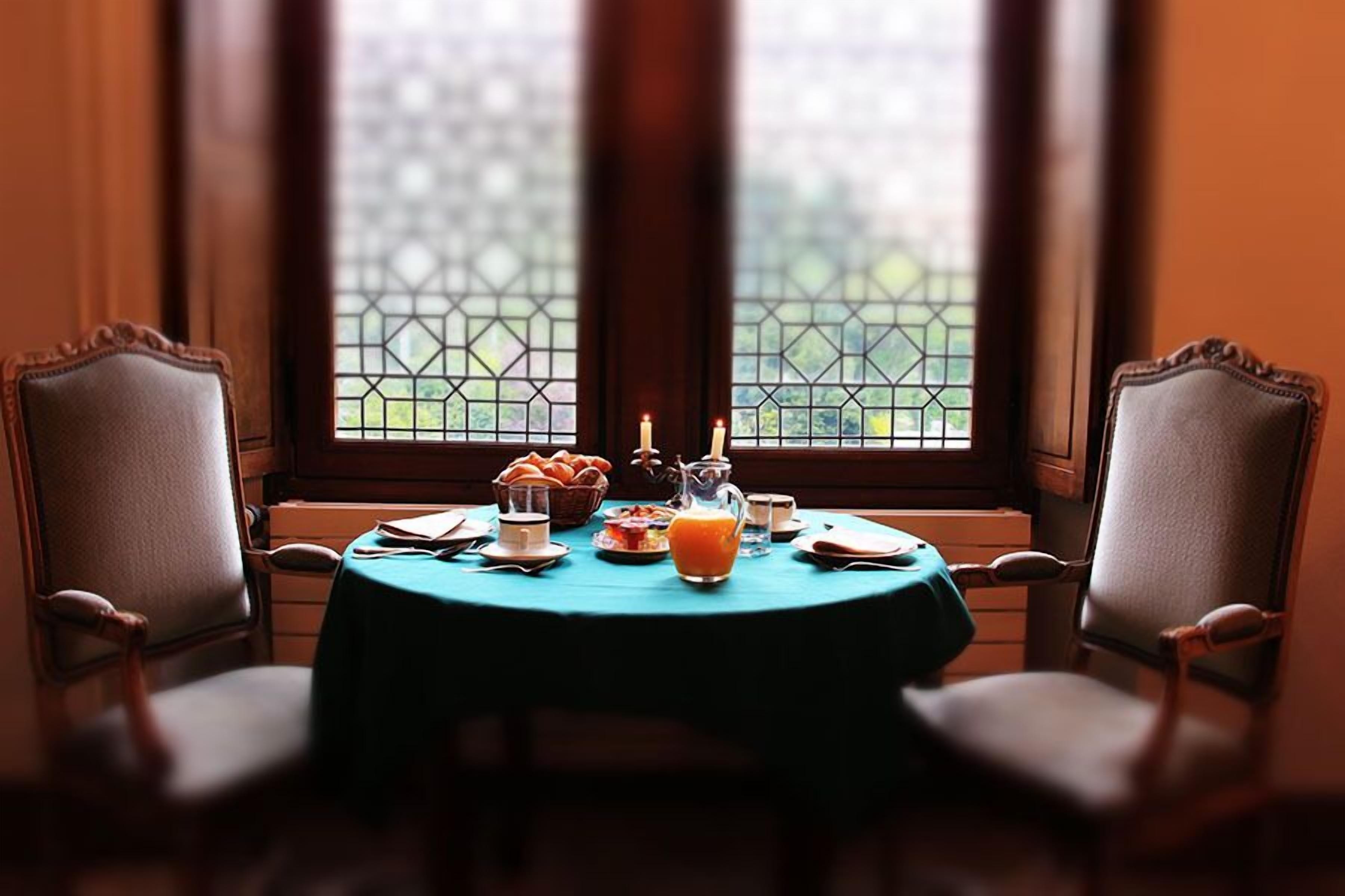 Petit déjeuner continental (14 EUR par personne)