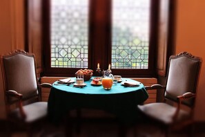 Petit déjeuner continental (14 EUR par personne)