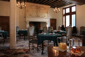 Petit déjeuner continental (14 EUR par personne)