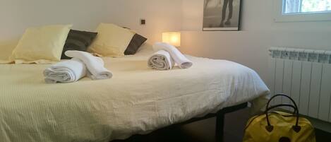 2 habitaciones, cuna de viaje, wifi gratis y ropa de cama
