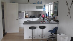 Refrigerador con freezer, microondas, horno, placa de cocina