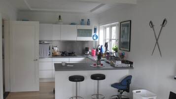 Lemari es besar, microwave, oven, dan kompor