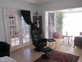 Suite | Opholdsområde | 40-tommers tv med kabelkanaler