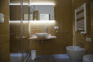 Habitació Deluxe, 1 llit de matrimoni gran, vistes a la ciutat | Bany | Dutxa, capçal de dutxa tipus cascada i bidet 