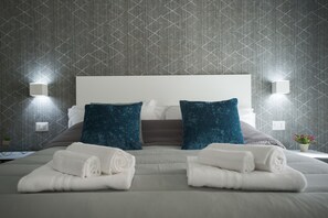 Habitación superior, 1 cama de matrimonio grande, vistas a la ciudad | Sábanas de algodón egipcio y ropa de cama de alta calidad