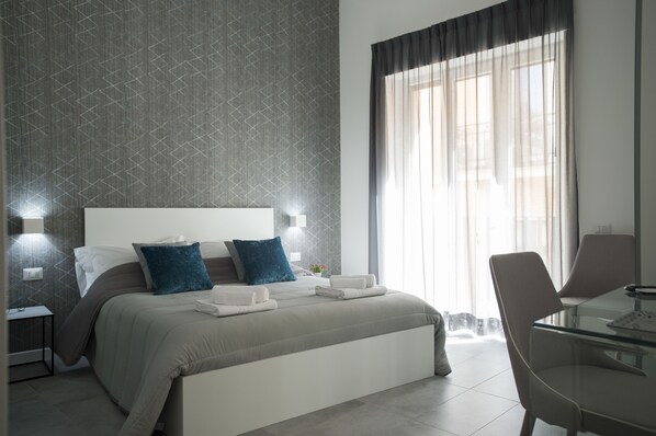 Chambre Supérieure, 1 très grand lit, vue ville