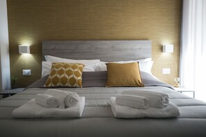 Habitación Deluxe, 1 cama de matrimonio grande, vistas a la ciudad | Sábanas de algodón egipcio y ropa de cama de alta calidad