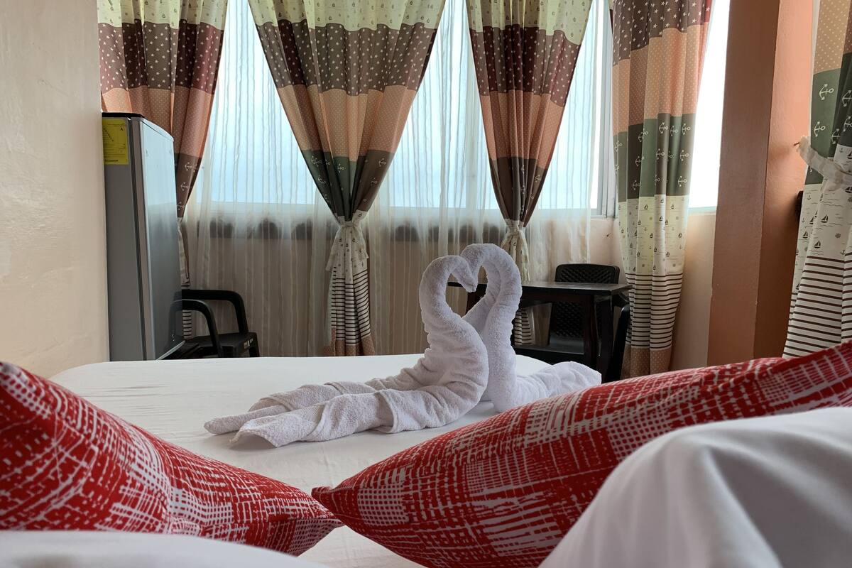 Quarto casal básico, 1 cama Queen, vista para a praia | Cofres nos quartos, Wi-Fi de cortesia, roupa de cama