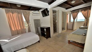 Habitación básica doble, 1 cama de matrimonio, vistas a la playa | Caja fuerte, wifi gratis, ropa de cama
