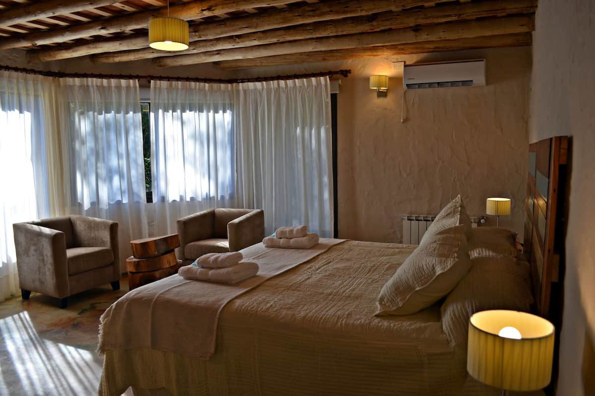 Premium Suite, 1 King Bed | In-room safe, blackout drapes, soundproofing, free WiFi
