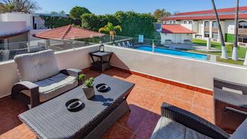 ตู้นิรภัยในห้องพัก, โต๊ะทำงาน, ผ้าม่านกันแสง, เตารีด/โต๊ะรีดผ้า