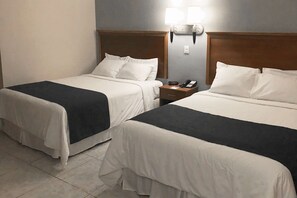 Chambre Affaires, 2 grands lits, non-fumeur | Coffre-fort, bureau, rideaux d’obscurcissement