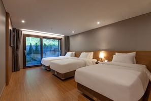 Premier-rum - 3 enkelsängar - icke-rökare | Minibar, skrivbord, mörkläggningsgardiner och ljudisolering