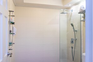 Superior-Doppelzimmer, Mehrere Betten | Badezimmer | Dusche, Regendusche, Haartrockner, Handtücher