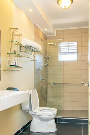 Habitació estàndard, 1 llit de matrimoni gran | Bany | Dutxa, capçal de dutxa tipus cascada, assecador de cabells i tovalloles 