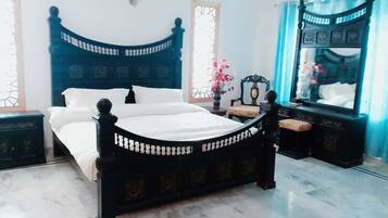 Premium bedding, individually furnished, iron/ironing board, free WiFi