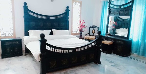 コンフォート ダブルまたはツインルーム クイーンベッド 2 台 | 高級寝具、客室ごとに異なるインテリア、アイロン / アイロン台、WiFi (無料)