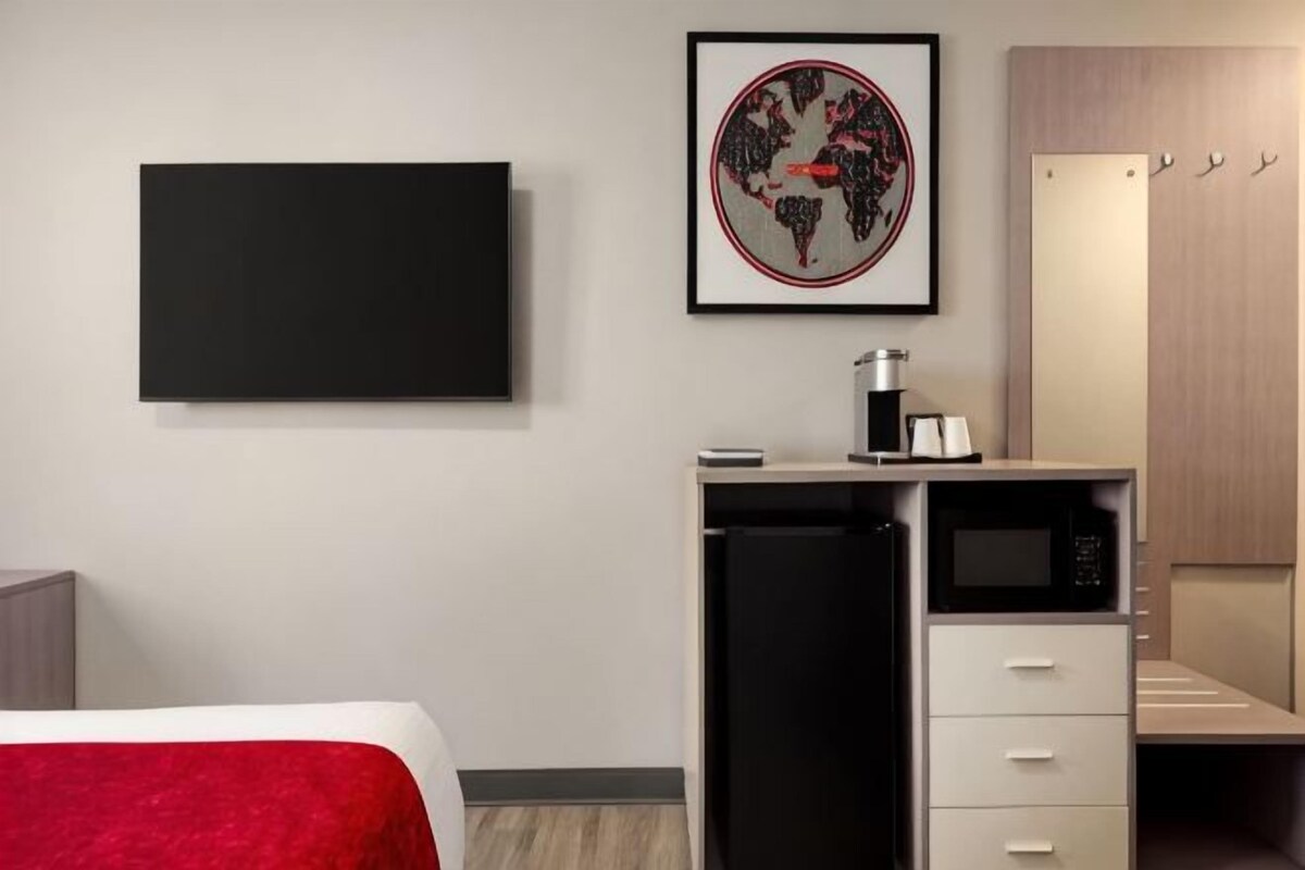 Premium bedding, desk, iron/ironing board, free WiFi