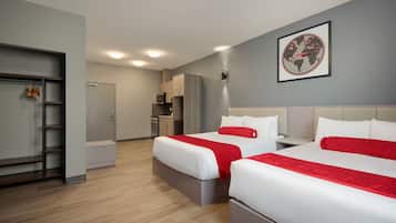 Suíte, 2 camas Queen, para não fumantes, cozinha americana | Wi-Fi de cortesia, roupa de cama