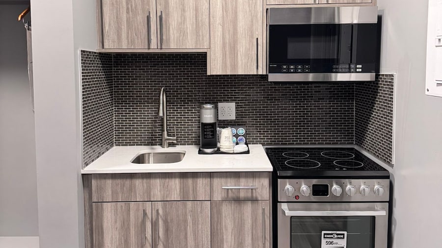 Ramada by Wyndham West Edmonton Hotel & Suites