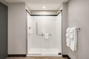 Chambre, 1 très grand lit, non-fumeur, cuisinette (Walk-In Shower) | Salle de bain adaptée