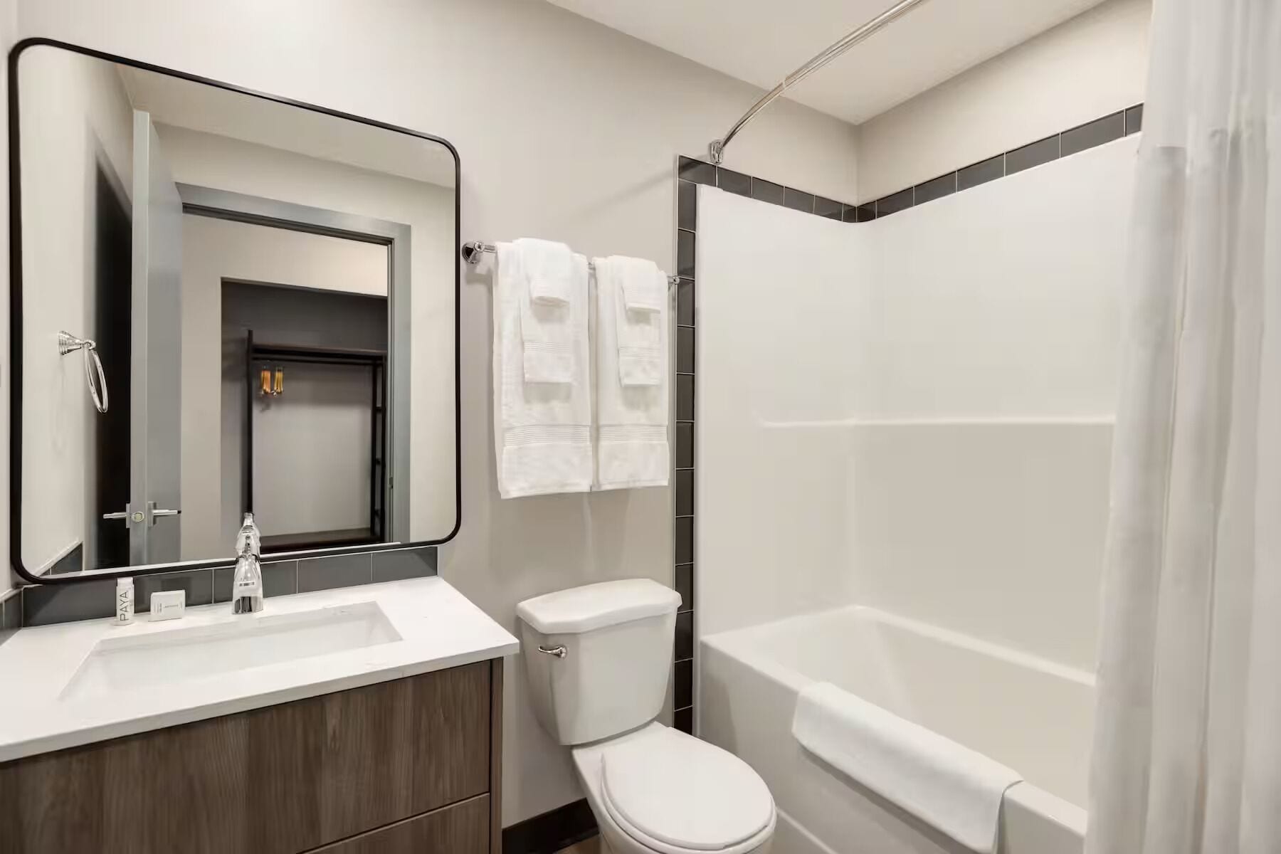 Un baño moderno con lavamanos, inodoro y bañera.