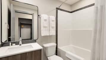 Un baño moderno con lavamanos, inodoro y bañera.