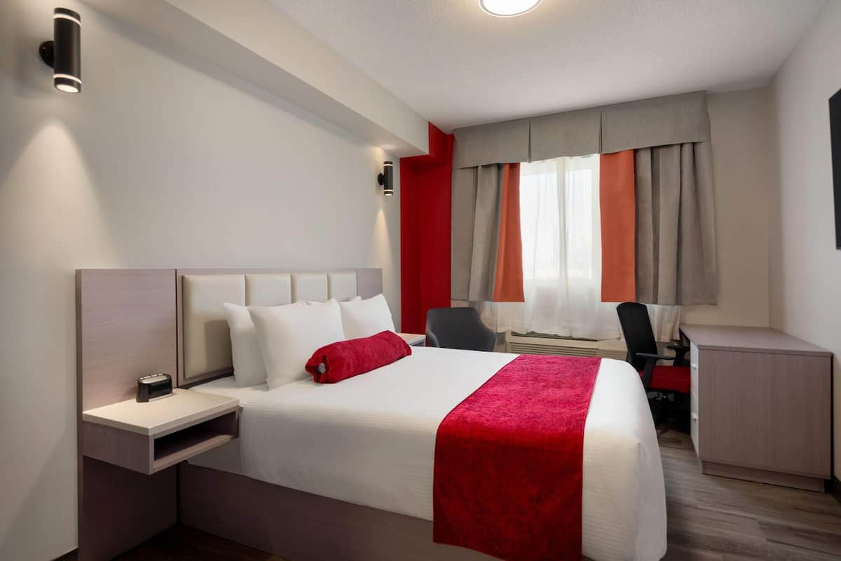 Room, 1 Queen Bed, Non Smoking | Free WiFi, bed sheets