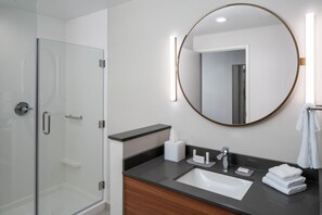 Designer toiletartikelen, een haardroger, handdoeken, zeep