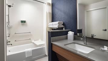 Un baño moderno con bañera, lavamanos y ducha.