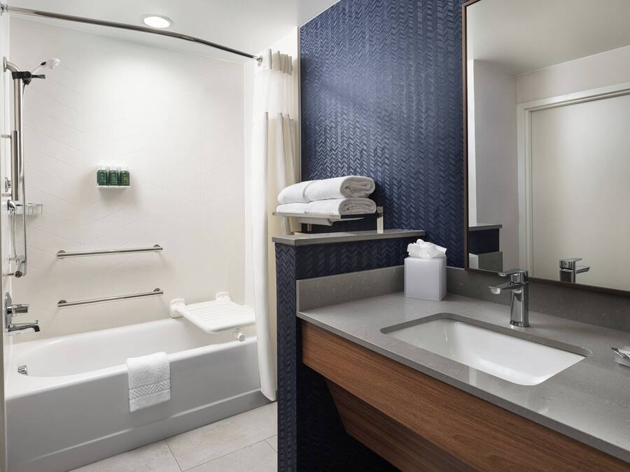 Un baño moderno con bañera, lavamanos y ducha.