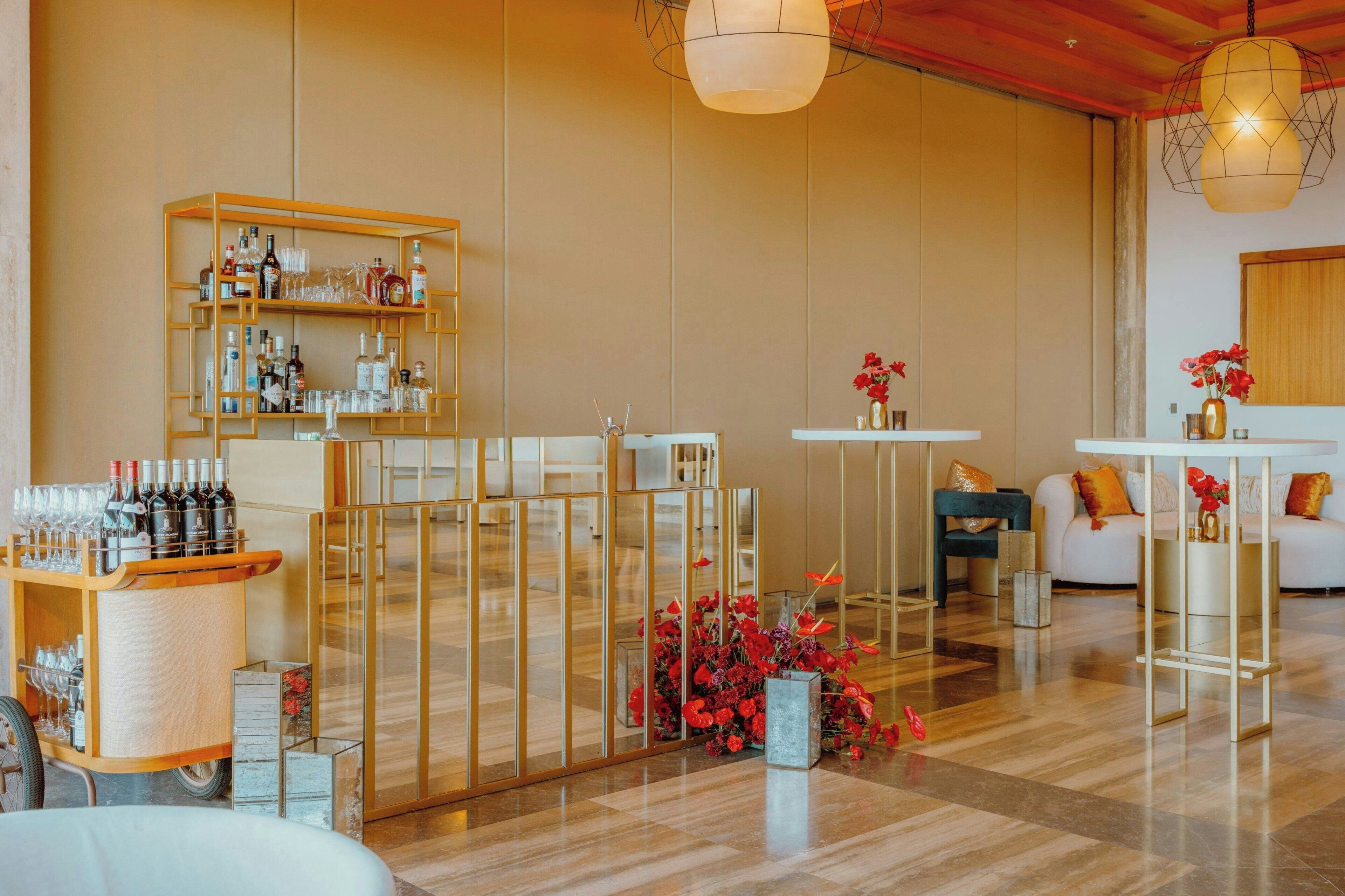 Un intérieur moderne comprenant un bar, des espaces pour s’asseoir et des éléments décoratifs.