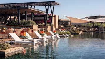 5 piscinas al aire libre, camas de piscina con cargo, sombrillas