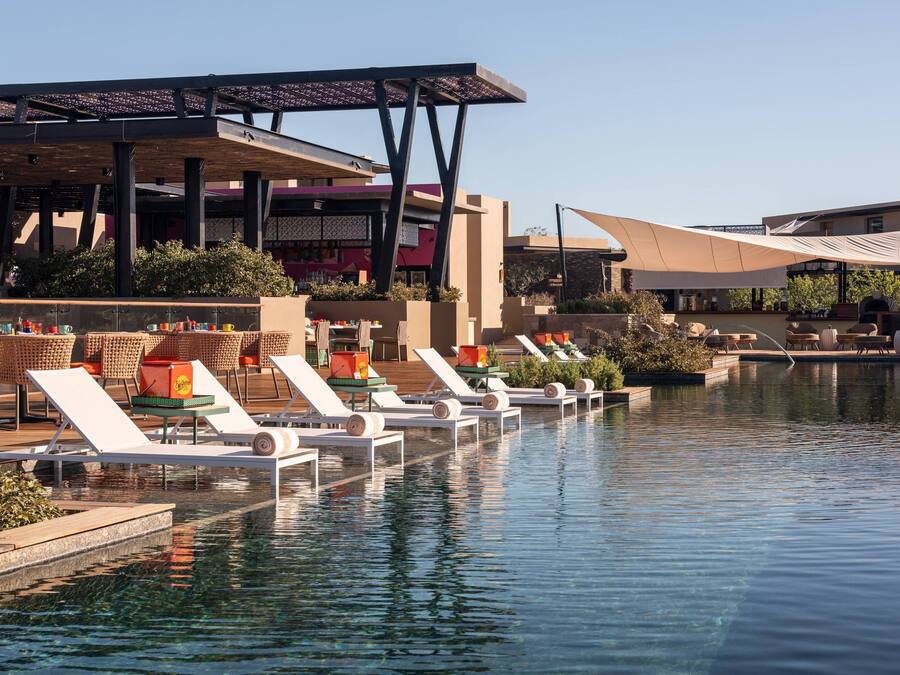 5 outdoor pools, open 7:00 AM to 7:00 PM, pool cabanas (surcharge)