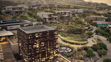 3 bares y 2 bares junto a la piscina