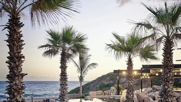 5 AuĂenpools, Cabañas (gegen GebĂŒhr), Sonnenschirme