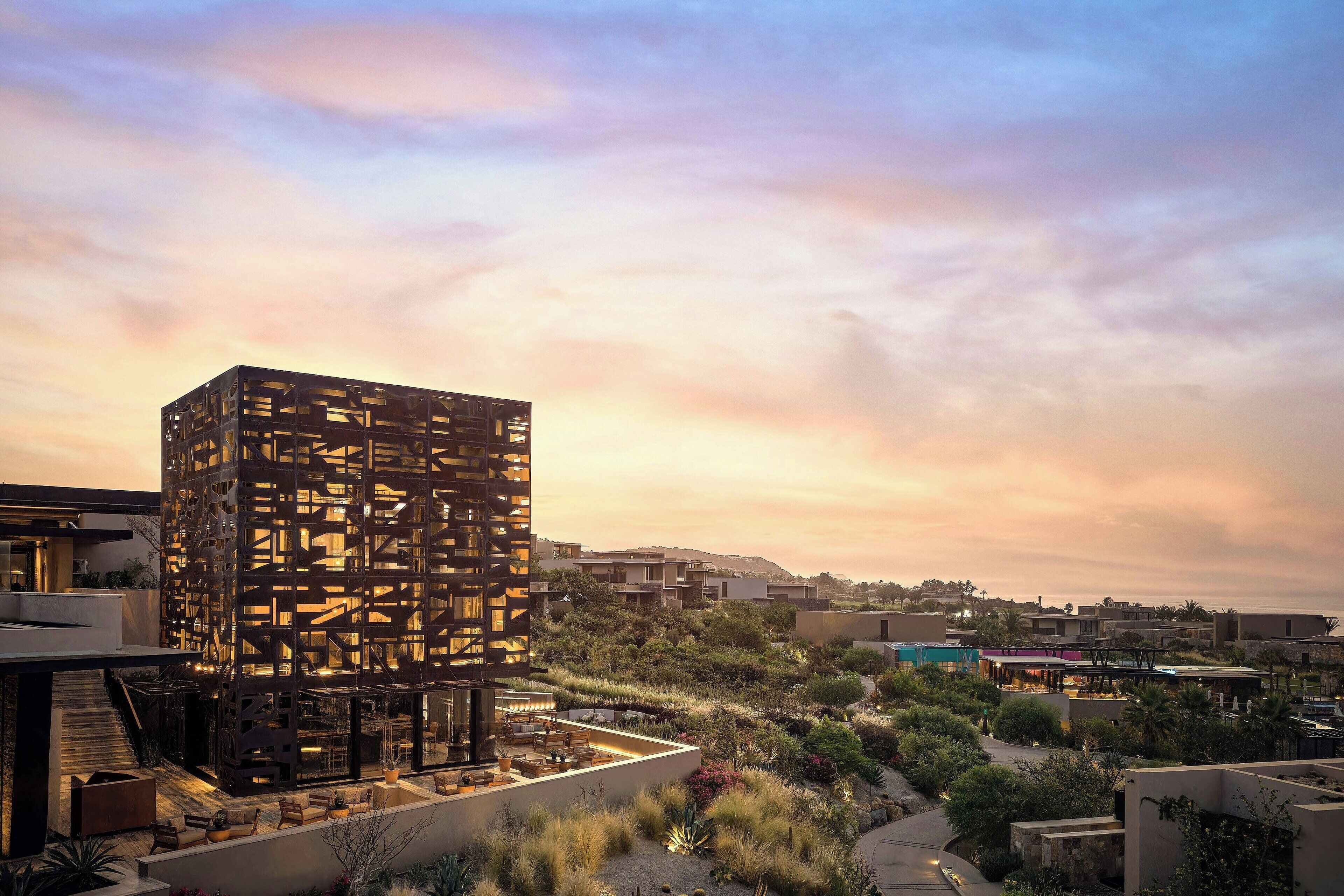 3 bars/lounges, 2 poolside bars