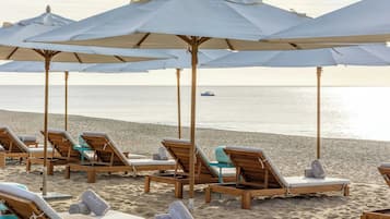 Playa privada, arena blanca, sillas reclinables de playa, sombrillas