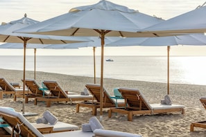 Privat strand, vit sandstrand, solstolar och parasoller