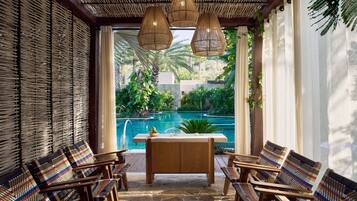 Salas de tratamiento para parejas, un sauna, una bañera de hidromasaje