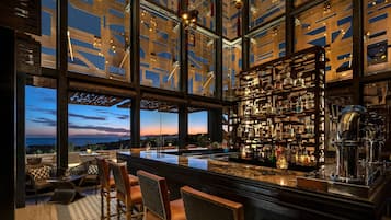 3 bares o lounges, 2 bares junto a la alberca