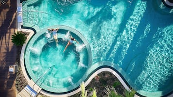 5 utendørsbassenger, bassengtelt (mot betaling) og bassengparasoller