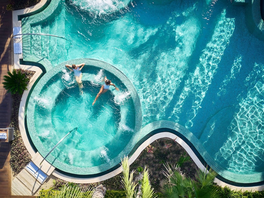 5 udendørs pools, hytter (tillægsgebyr), parasoller