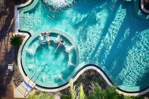 5 piscinas al aire libre, camas de piscina con cargo, sombrillas