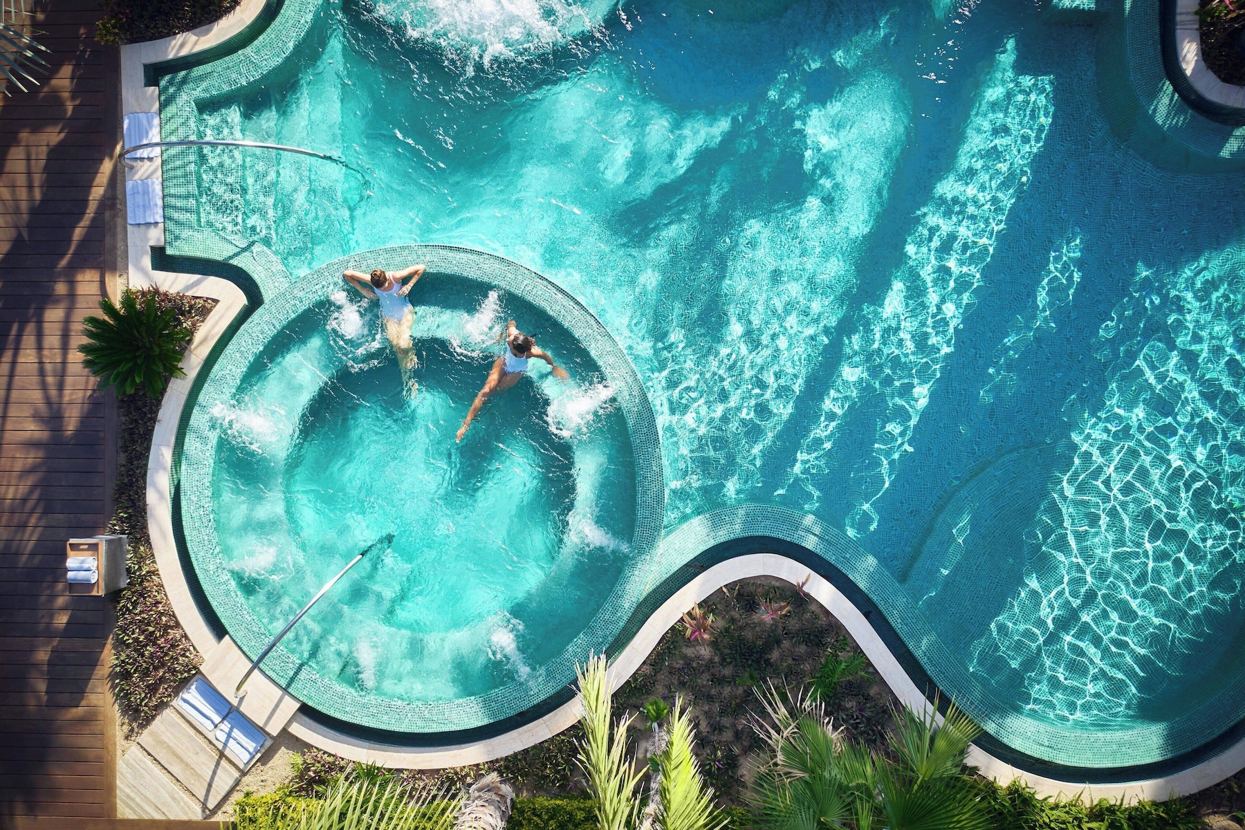 5 outdoor pools, open 7:00 AM to 7:00 PM, cabanas (surcharge)