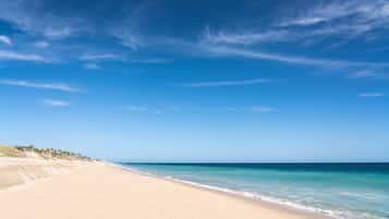 Playa privada, arena blanca, tumbonas y sombrillas