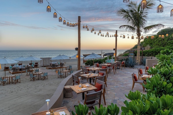 3 restaurants; breakfast, lunch, and dinner served