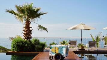 5 utomhuspooler, cabanor (tilläggsavgift) och parasoller